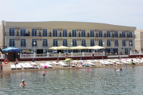 Вид на гостиницу с моря